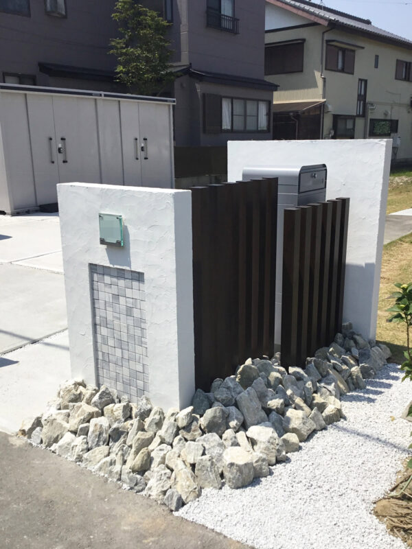 リフォームで広い駐車場と宅配ポストのある門壁の設置 -磐田市Y様邸-
